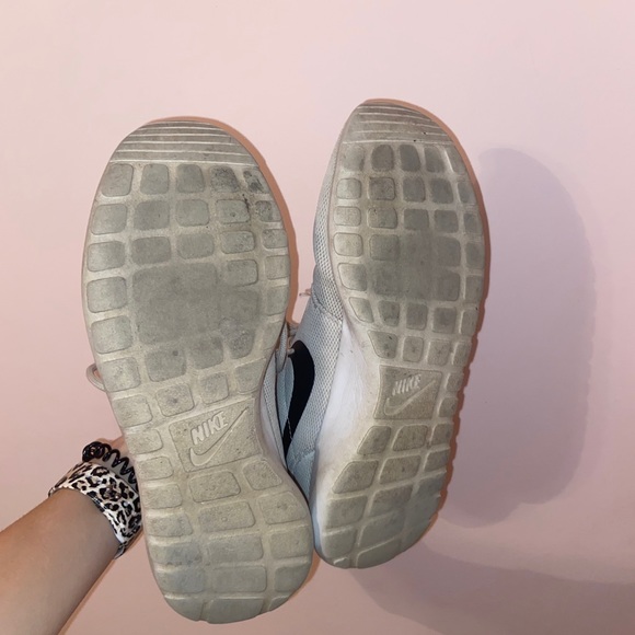 nike womens roshe one “white black” - Picture 3 of 3